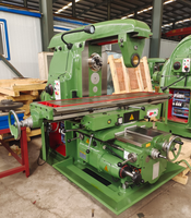 Usinage de petites pièces dans une atelier multifonctionnel vertical et horizontal avec une fraiseuse à moteur léger.