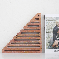 Sculpture d'escalier triangulaire en marbre, ornement en pierre naturelle à rainures creuses, beige et rouge, décoration de table de luxe faite à la main pour la maison