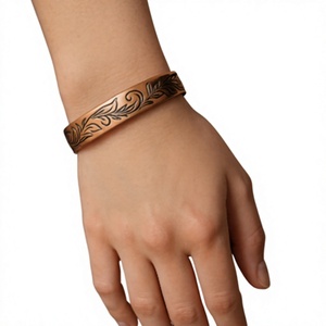 Bracelet en cuivre massif à motif feuille estampée, style ayurvédique traditionnel, bijou en métal tendance au design exquis - Product Image 1