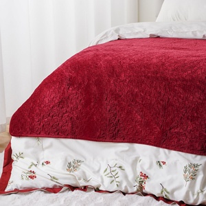 Parure de lit moderne en coton peigné à fibres longues, imprimé botanique de Noël, avec bordure à volants rouges et broderie flocon de neige - Product Image 3