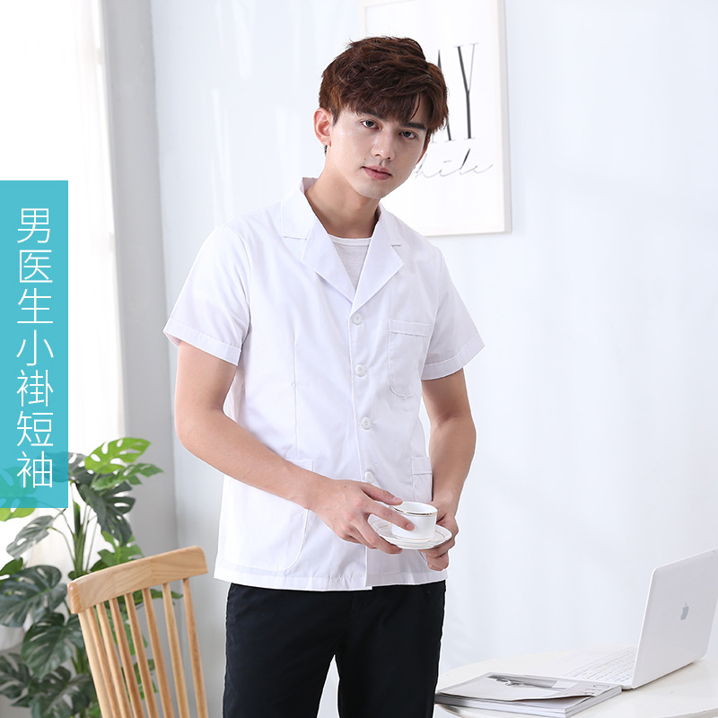 Camisa blanca de manga corta para hombre.