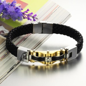 Pulsera de Cuero Genuino con Incrustaciones de Fibra de Carbono de Color Dorado Trenzado Grande y Personalizado para Hombres y Niños - Product Image 4