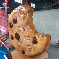 Statue géante en fibre de verre en forme de cookie, sculpture réaliste en résine en forme de beignet pour boutique de desserts et centre commercial, décoration extérieure sur le thème des bonbons