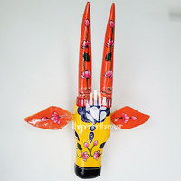 Sculpture murale artisanale traditionnelle en bois, tête de vache, style Art déco, motif floral, couleurs jaune, orange, rouge, décoration intérieure, salon