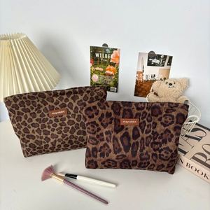 Bolsa de Cosméticos con Estampado de Leopardo en Gamuza, Estilo Moderno, Gran Capacidad, Portátil, Tamaño de Cartera, Felpa, Versátil, Bolsa de Mano - Product Image 3