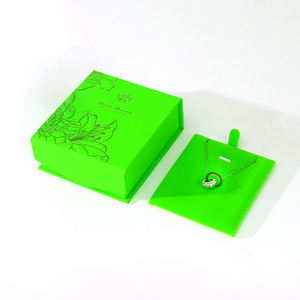 กล่องกระดาษแข็งแข็งแรงพร้อมฝาปิดแม่เหล็กสำหรับบรรจุภัณฑ์เครื่องประดับสร้อยคอระดับพรีเมียม พร้อมช่องใส่แบบกำหนดเอง ปั๊มนูนโลโก้ ผลิตตัวอย่างรวดเร็ว - Product Image 3