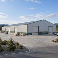 Entrepôt en acier robuste pour le bois et les matériaux de construction avec portes à large ouverture et hall de stockage à portes courtes.