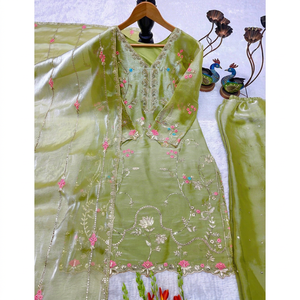 Ensemble Kurta en soie brodée verte avec motif floral, coupe ample, tenue traditionnelle indienne et pakistanaise pour mariage, longueur au sol - Product Image 1
