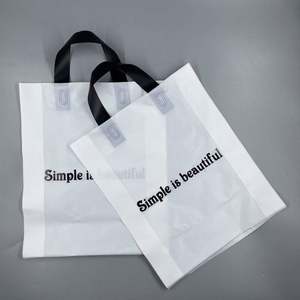 Sacs de courses en plastique LDPE biodégradable à prix de gros avec logo personnalisé et valve, taille sur mesure pour chaussettes, chaussures et fourrures - Product Image 1