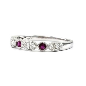 Anillo Delicado Clásico de Oro Blanco de 18K, Anillo Fino de Alta Calidad con Engaste de Diamantes de Corte Brillante y Rubí para el Día de la Madre - Product Image 2