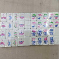 Tuiles de Mahjong de luxe en acrylique blanc de style américain avec des rayures bleues imprimées, pièces de jeu à symboles colorés pour club, casino, usage domestique