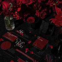 Suite d'invitations de mariage de luxe en noir et bordeaux avec décoration de roses rouges, cartes de papeterie de mariage aux tons sombres