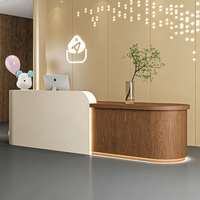 Bureau d'accueil moderne et minimaliste bicolore sur mesure avec éclairage LED intégré pour salon de beauté ou clinique