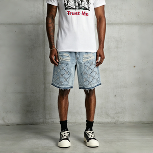 Bermudas en jean délavé bleu pâle unique avec motif cousu, ourlet effiloché, coupe ample et détails de patchs, longueur mi-cuisse pour homme - Product Image 1