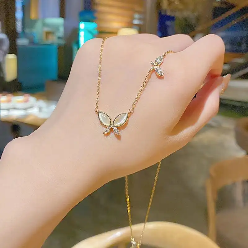 Produttore cinese di vendita calda semplice acciaio di titanio rame placcato oro reale della farfalla del pendente della clavicola della collana della catena