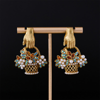 Boucles d'oreilles pendantes en forme de panier de fleurs, plaqué or 18 carats, alliage de cuivre, finition vieillie, incrustées de strass et de perles simulées