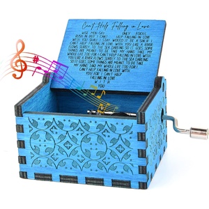 Ever Bright Mini Boîte à musique à manivelle Carrousel carré en bois avec fonction rotative Cadeaux de vacances pour tomber amoureux - Product Image 1