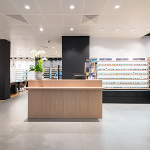 Présentoir à lunettes en bois à grande chaîne personnalisé vitrine de magasin d'optique optimale pour la réception vitrine de table à lunettes - Product Image 6