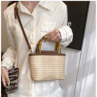 Sac Fourre Tout De Haute Qualité a Main Tisse Avec Des Perles En Paille Beige Clair Panier Pique Nique Seau Circulaire Retro
