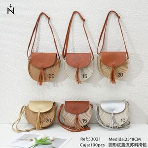 Borsa a Tracolla Rotonda in Pelle con Patta e Nappa 25x8cm Stile Estivo da Donna - Product Image 2