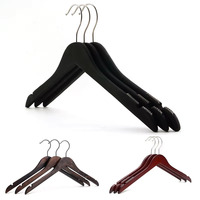 Cintre en bois noir durable de sécurité avec cintre de mode de conception antidérapante de dents de scie
