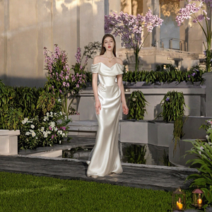 Robe de soirée sirène longue en satin à épaules dénudées, style vintage, pour mariage, fête ou événement nuptial - Product Image 3