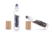Flacon roll-on en verre transparent de 10 ml avec bille en pierres précieuses et copeaux, et bouchon en plastique imitation bois pour huiles essentielles et parfums