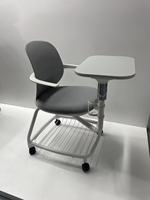 Chaise d'étude blanche pour l'école avec tablette intégrée