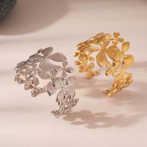 Bracelet à breloques plaqué or pour femme, motif floral irrégulier ajouré, bijoux de luxe haut de gamme pour soirée, vente en gros - Product Image 3