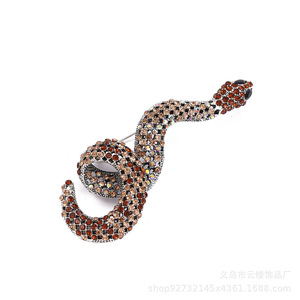 La nuova spilla con animali personalizzata di Yunlv, spilla con serpente zodiacale incrostato di diamanti, cordonello di pitone esagerato, chiusura di sciarpa di seta e serpeggiamento - Product Image 5