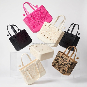 Grand <span class=keywords><strong>sac</strong></span> <span class=keywords><strong>de</strong></span> plage en EVA, <span class=keywords><strong>sac</strong></span> fourre-tout étanche en caoutchouc avec breloques boutonnées, <span class=keywords><strong>sac</strong></span> <span class=keywords><strong>de</strong></span> piscine lavable pour les fans <span class=keywords><strong>de</strong></span> sport, idéal pour les sorties <span class=keywords><strong>de</strong></span> match et les tailgate. - Product Image 1