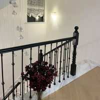 Rampe d'escalier moderne minimaliste en métal noir mat, facile à installer comme balustre pour escaliers intérieurs de villa