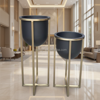 Grand vase de sol moderne de luxe doré, décoration intérieure, pots à fleurs hauts en acier inoxydable, support de plantes de jardin élégant et durable pour l'intérieur