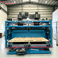 Machine automatique de pose de colle pour revêtement de rideaux sur panneaux de contreplaqué