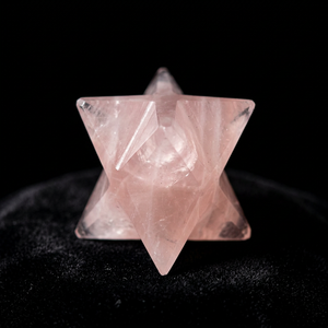 Vente en gros de pierres semi-précieuses sculptées et gravées en quartz rose étoilé Markaba, pour la méditation, l'énergie positive, le Reiki, le Feng Shui, etc. - Product Image 2