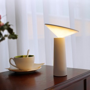 Lampe de bureau LED à tête oscillante, style nordique, ambiance simple, recharge USB, décoration créative, lampe de chevet pour restaurant - Product Image 1