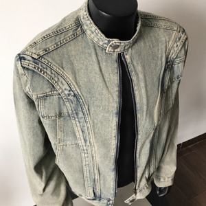 Veste en jean pour homme, lavage clair, effet usé, col montant, vêtement de rue tendance pour les occasions décontractées et les événements de mode - Product Image 2