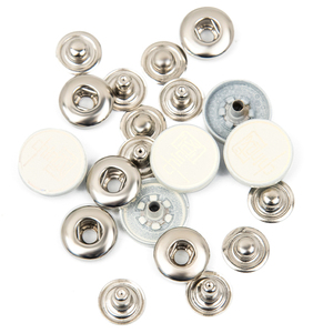 กระดุมโลหะสีขาวแบบกดสี่ส่วน ตกแต่งด้วยโลโก้ตามสั่ง สำหรับเสื้อผ้าและเครื่องแต่งกาย - Product Image 1