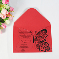 Kreative schmetterlingsform schwarz bedruckte durchsichtige Acryl-Hochzeitseinladungskarte mit rotem Umschlag