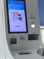 Cajero Automático Jinrui FCM-501 con Sistema Operativo Win10, Pantalla Táctil de 18.5 Pulgadas, Resistente, con Base para Piso, para Cambio de Divisas