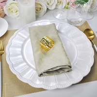 Assiettes de table en porcelaine blanche gaufrée en gros, sous-assiettes festonnées, service de vaisselle en céramique gravée pour la décoration de table de mariage
