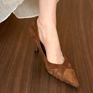 Zapatos de Tacón Bajo de Cuero con Diseño Calado, Cómodos, con Punta en Pico, Impermeables, Aptos para Hombres y Mujeres - Product Image 1