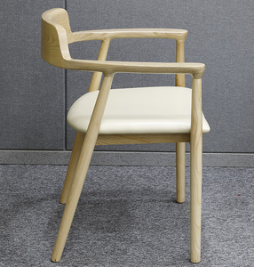 Chaise de salle à manger en bois massif de style mid-century, chaise Kennedy en bois de frêne avec siège en cuir - Product Image 5