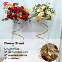 Centre de table en métal doré unique en spirale, nouveau design, décoration de mariage, support à fleurs en acier inoxydable pour la décoration d'événements