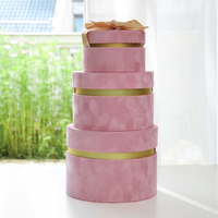 Boîte cadeau ronde en velours rose doux au toucher avec nœud en ruban de satin et bordure dorée, boîte d'emballage rigide en papier pour arrangement floral