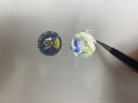 Autocollant d'hologramme 3D imprimé personnalisé étiquette de sécurité durable en PVC PET impression UV finition de surface brillante haute anti-contrefaçon
