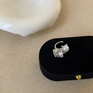 Clip de Oreja de Perlas y Circones Brillantes de Moda Francesa para Mujer, Sin Perforaciones, Estilo Vintage de Alta Gama - Product Image 5