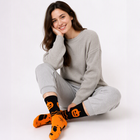 Chaussettes unisexes personnalisées orange et noires à motif zigzag d'Halloween, imprimé sorcière et fantôme, douces au toucher, pour fête costumée, vente en gros, cadeau
