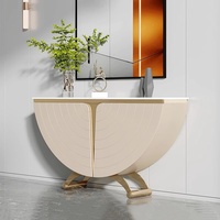 Console de luxe moderne dorée avec plateau en pierre frittée et portes à motif géométrique en éventail pour entrée et salon