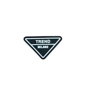 Parche de Goma de PVC Triangular Personalizado Trend Milano, Etiqueta 3D Suave para Ropa, Chaquetas, Bolsos y Ropa Deportiva - Product Image 1